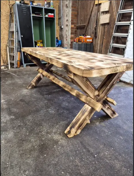 Massiver Holztisch im rustikalen Design
